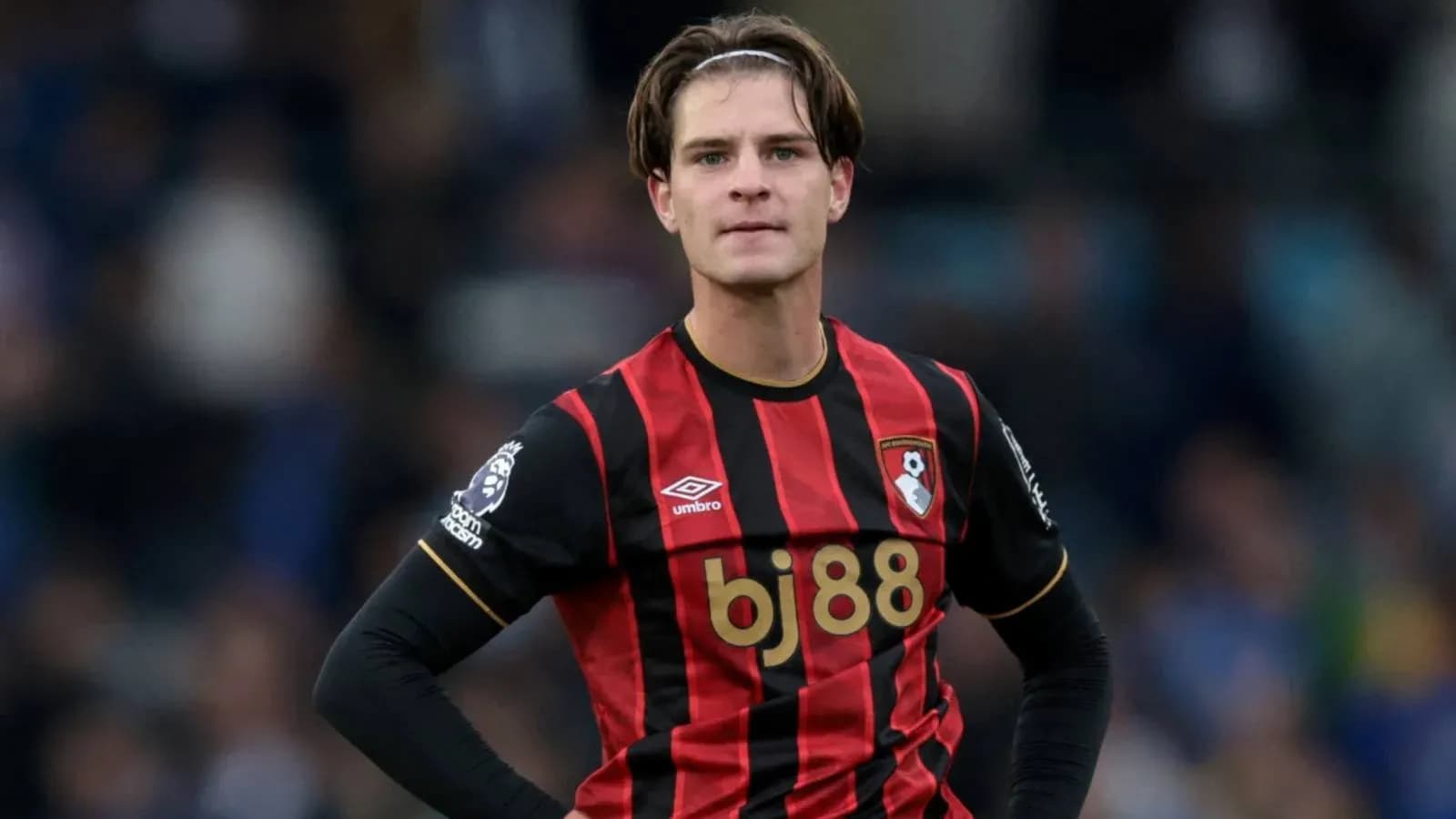 Игрок Bournemouth в черно-красной форме на поле Игрок Bournemouth в черно-красной форме на поле