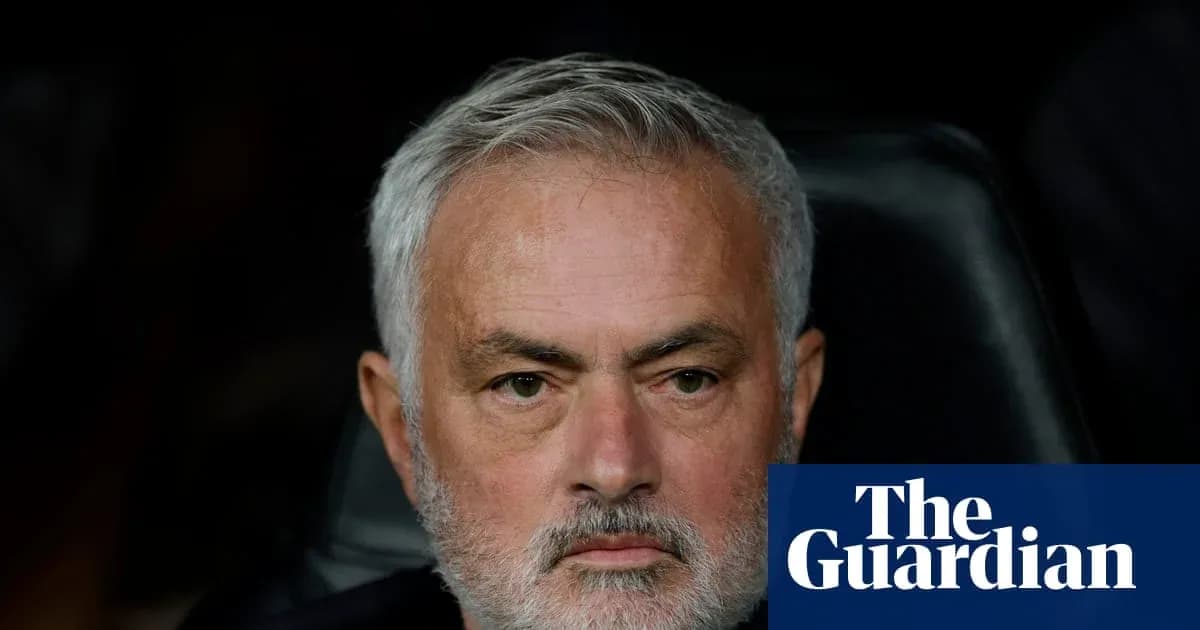 Тренер на скамейке запасных во время матча Тренер на скамейке запасных во время матча