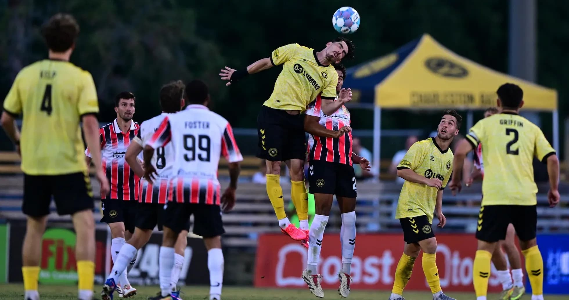 Игроки Charleston Battery и Pittsburgh Riverhounds в борьбе за мяч Игроки Charleston Battery и Pittsburgh Riverhounds в борьбе за мяч