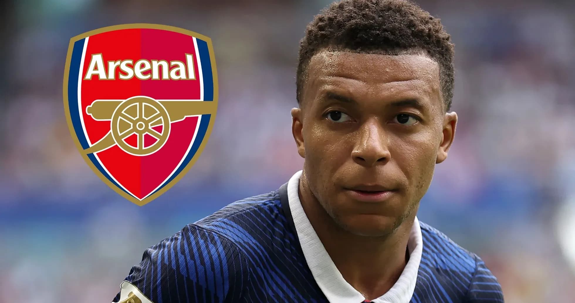 Игрок в синей форме с логотипом Arsenal Игрок в синей форме с логотипом Arsenal