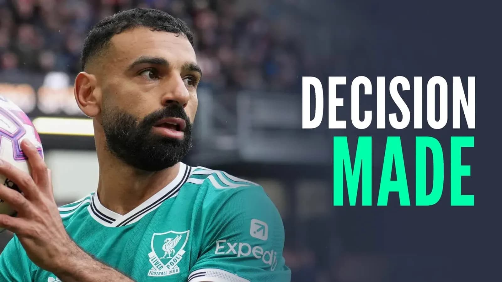 Игрок Ливерпуля с мячом на поле Игрок Ливерпуля с мячом на поле