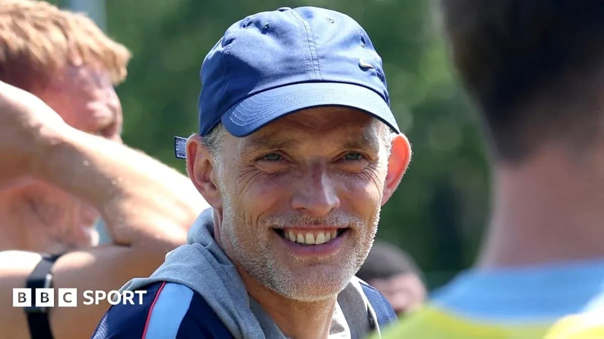Тренер улыбается во время тренировки команды Тренер улыбается во время тренировки команды