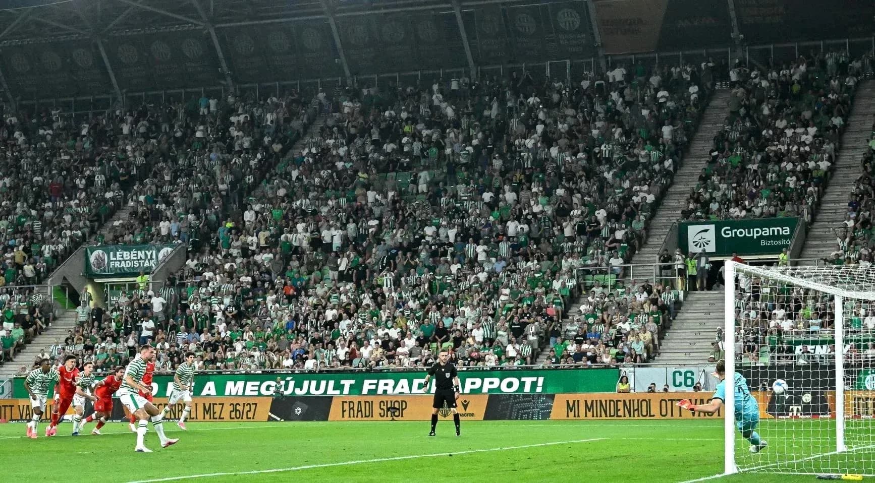 Футболисты Ференцвароша бьют пенальти Футболисты Ференцвароша бьют пенальти
