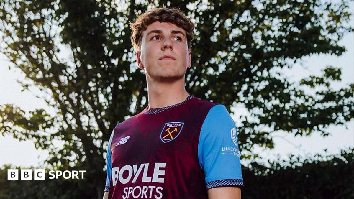 Игрок в форме West Ham United на фоне деревьев Игрок в форме West Ham United на фоне деревьев