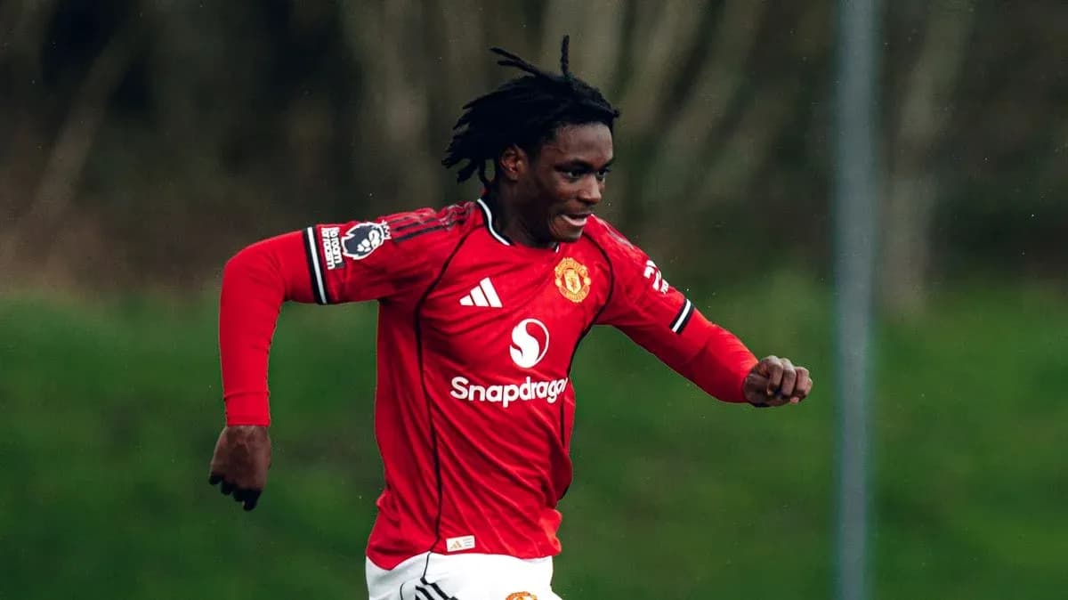 Игрок Manchester United бежит по полю в форме Игрок Manchester United бежит по полю в форме