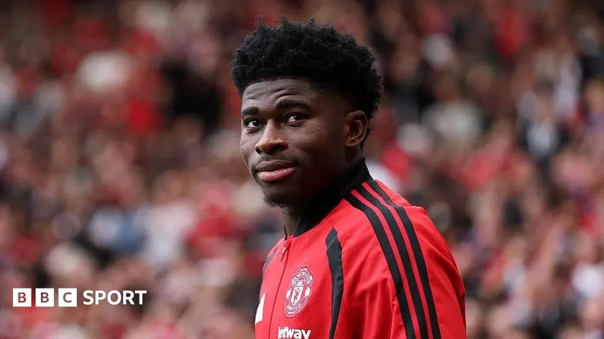 Игрок Manchester United на стадионе в красной форме Игрок Manchester United на стадионе в красной форме