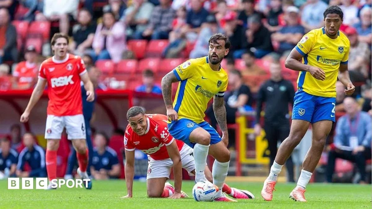 Игроки команды Portsmouth на поле во время матча Игроки команды Portsmouth на поле во время матча