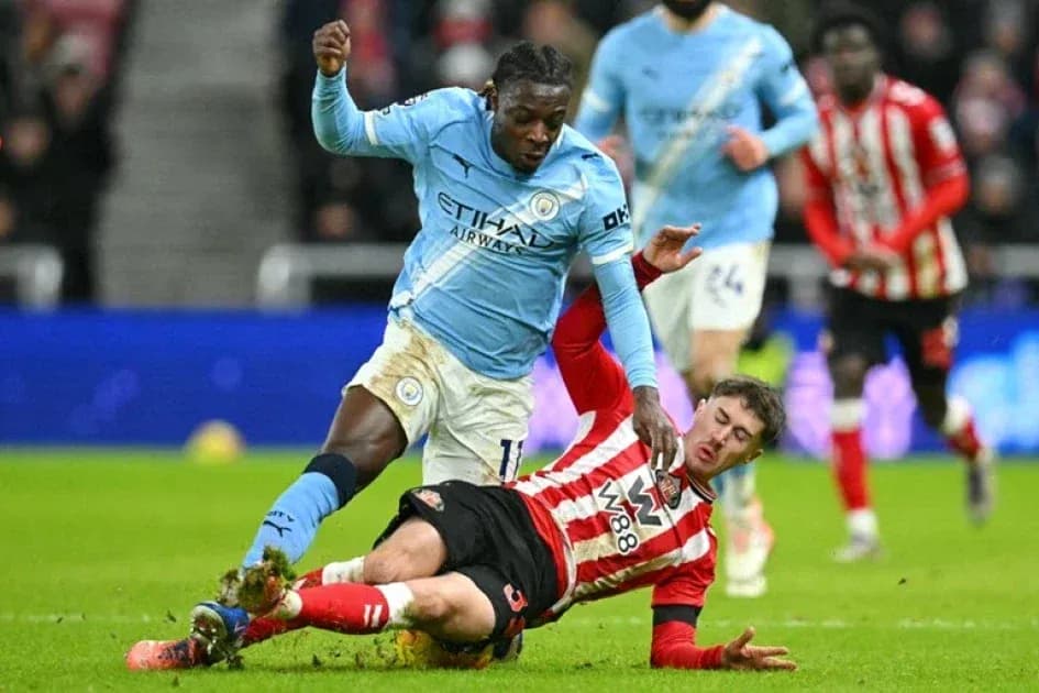 Игроки Manchester City и Southampton борются за мяч Игроки Manchester City и Southampton борются за мяч