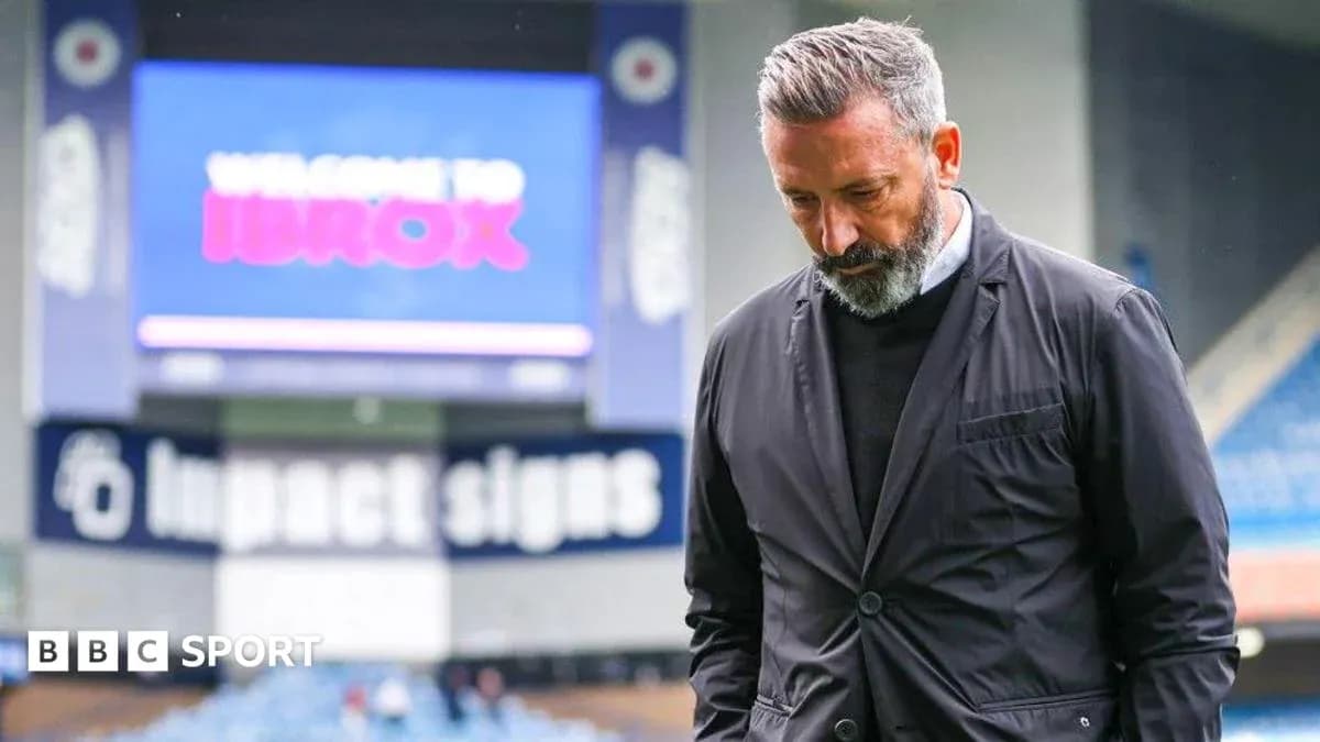 Тренер на стадионе Ibrox перед матчем Тренер на стадионе Ibrox перед матчем
