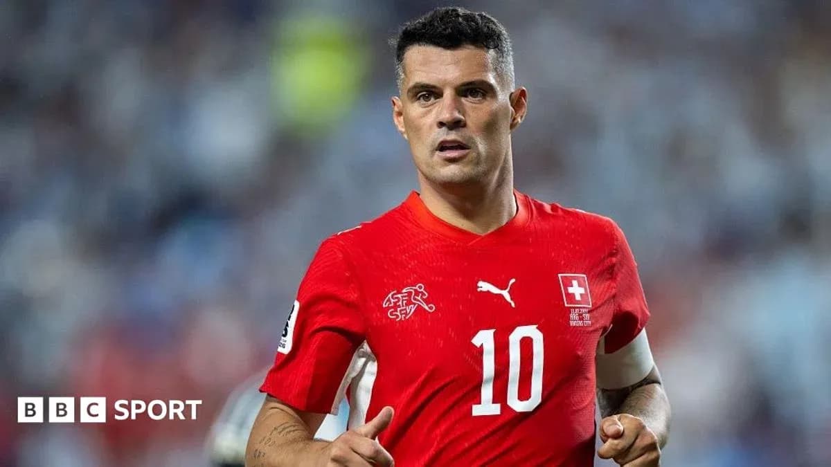 Игрок сборной Швейцарии в красной форме на поле Игрок сборной Швейцарии в красной форме на поле