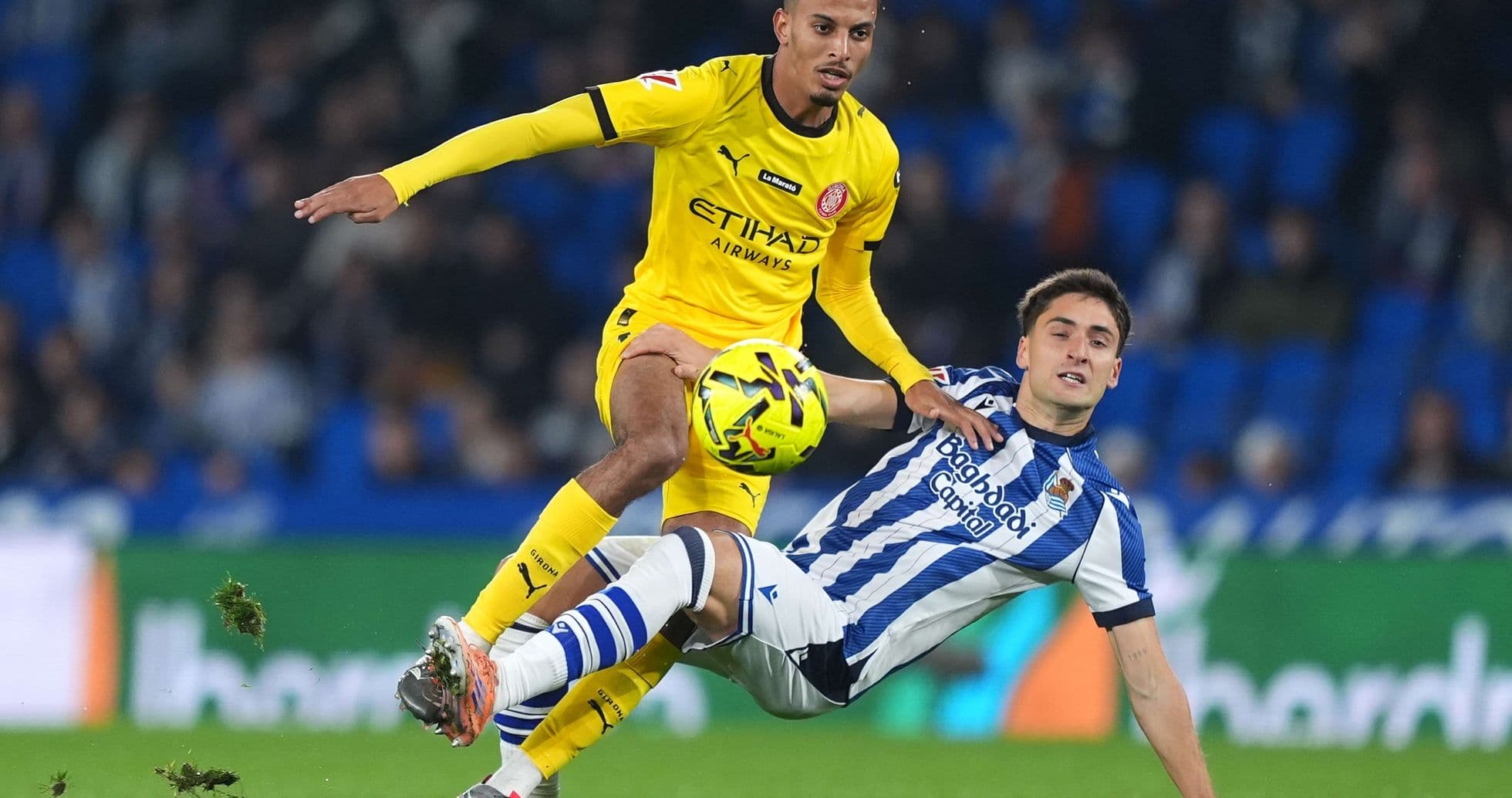 Игроки Girona и Real Sociedad в борьбе за мяч Игроки Girona и Real Sociedad в борьбе за мяч