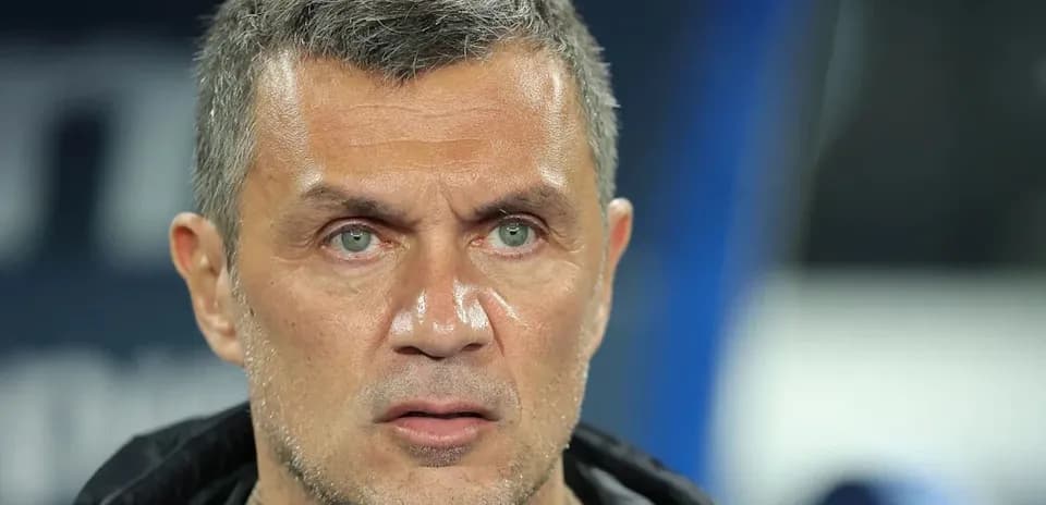 Тренер на скамейке запасных во время матча Тренер на скамейке запасных во время матча