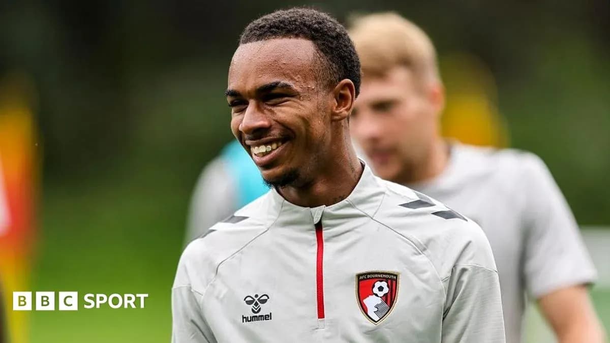 Игрок AFC Bournemouth улыбается на тренировке Игрок AFC Bournemouth улыбается на тренировке