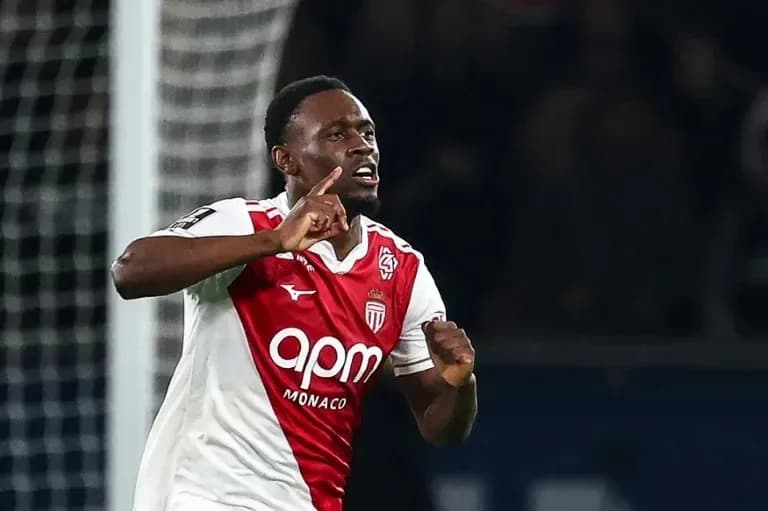 Игрок AS Monaco отмечает забитый гол Игрок AS Monaco отмечает забитый гол