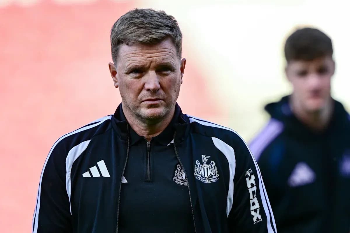 Тренер Ньюкасла на предматчевой разминке Тренер Ньюкасла на предматчевой разминке