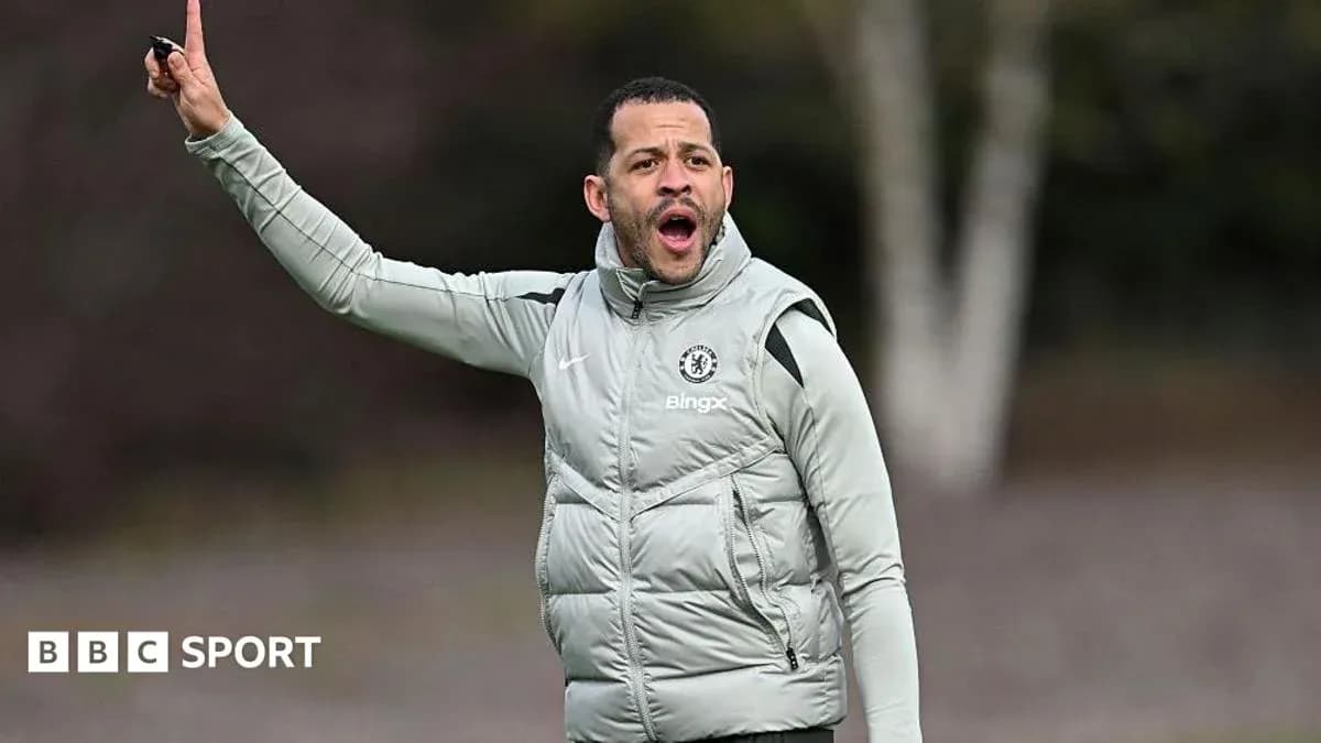 Тренер Chelsea дает указания на тренировочной площадке Тренер Chelsea дает указания на тренировочной площадке