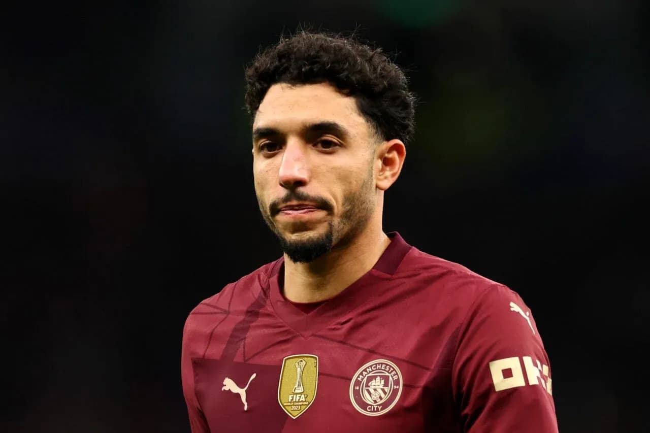 Игрок Manchester City в тренировочной форме на поле Игрок Manchester City в тренировочной форме на поле