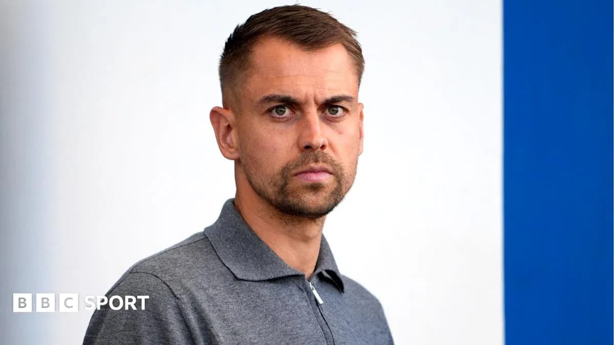 Человек в сером свитере на фоне стены Человек в сером свитере на фоне стены