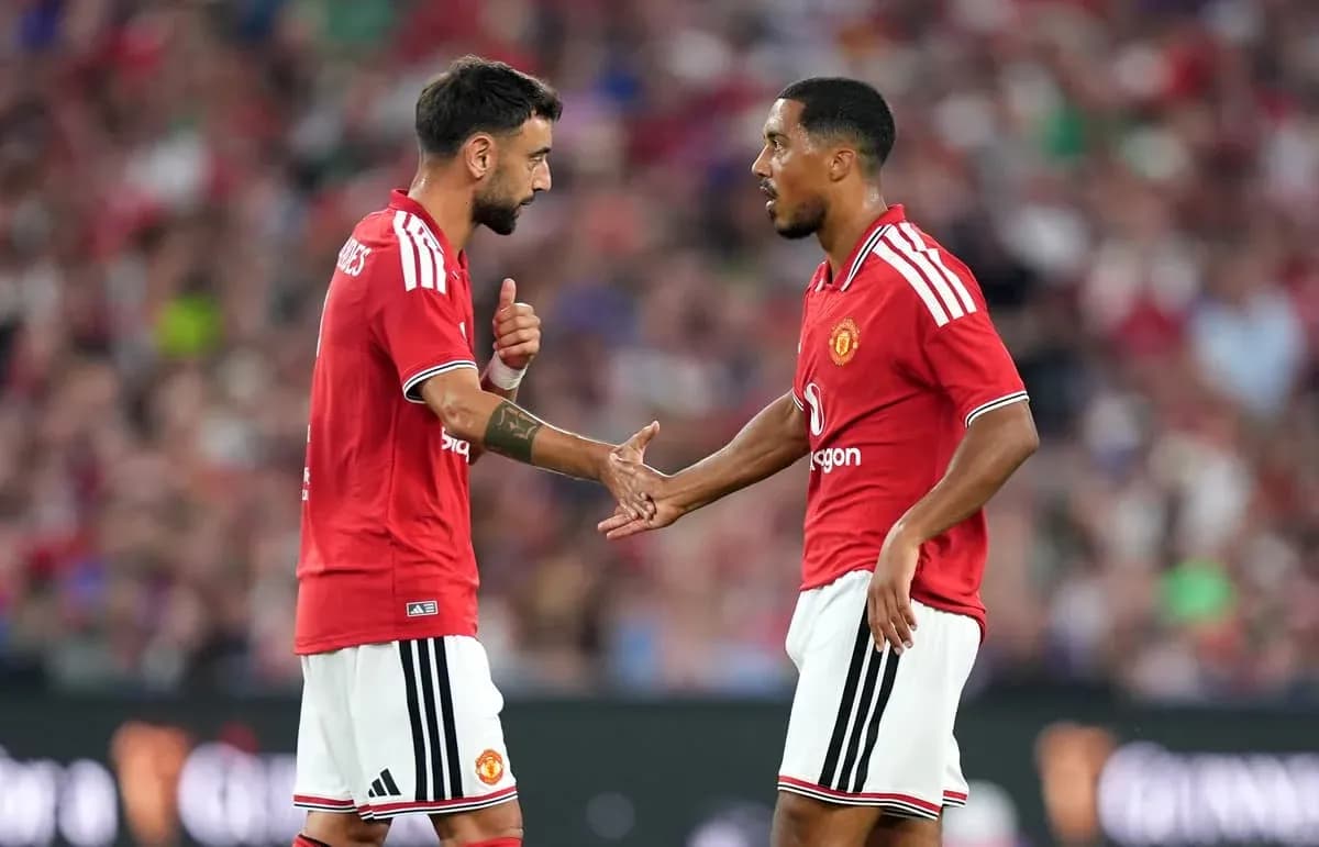 Игроки Manchester United обсуждают тактику на поле Игроки Manchester United обсуждают тактику на поле