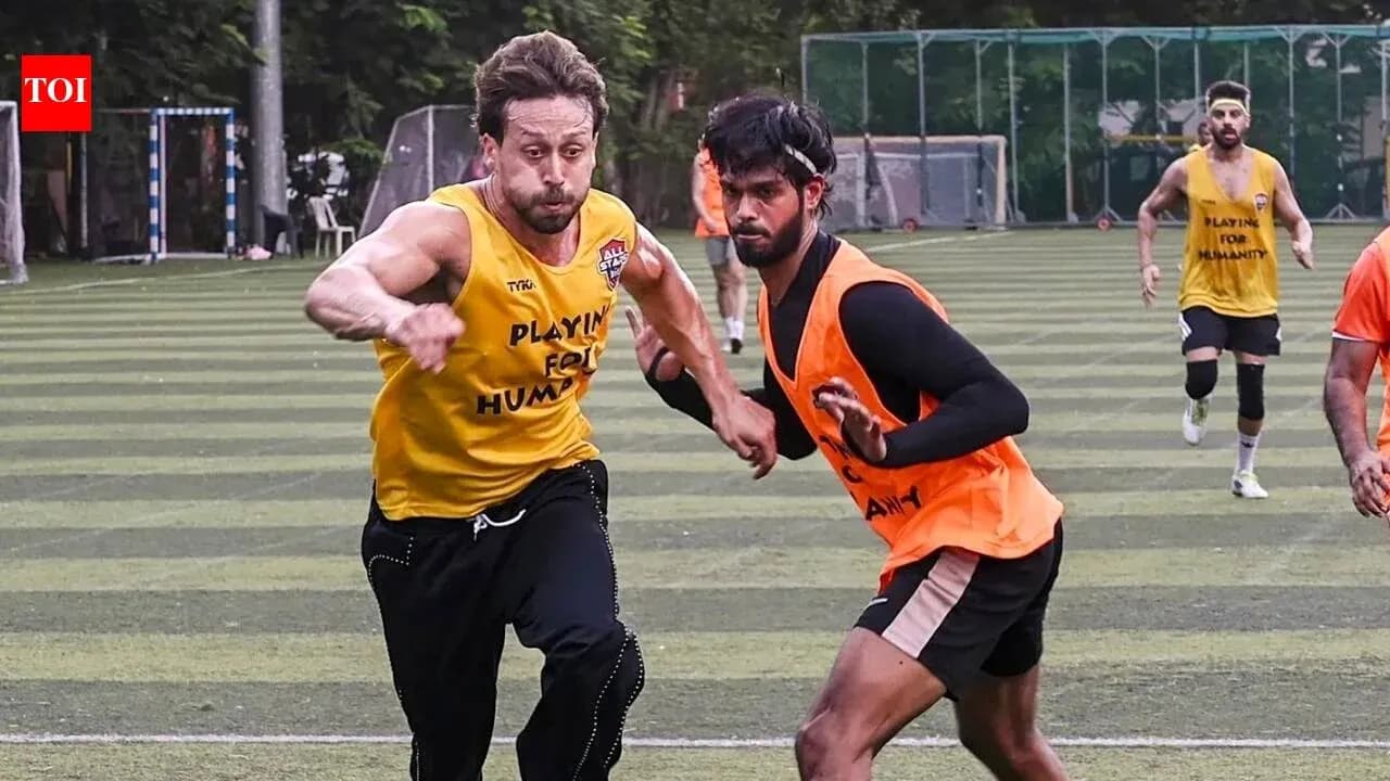 Два игрока бегут по футбольному полю на тренировке Два игрока бегут по футбольному полю на тренировке