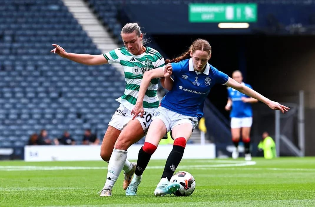 Игроки Celtic и Rangers борются за мяч Игроки Celtic и Rangers борются за мяч