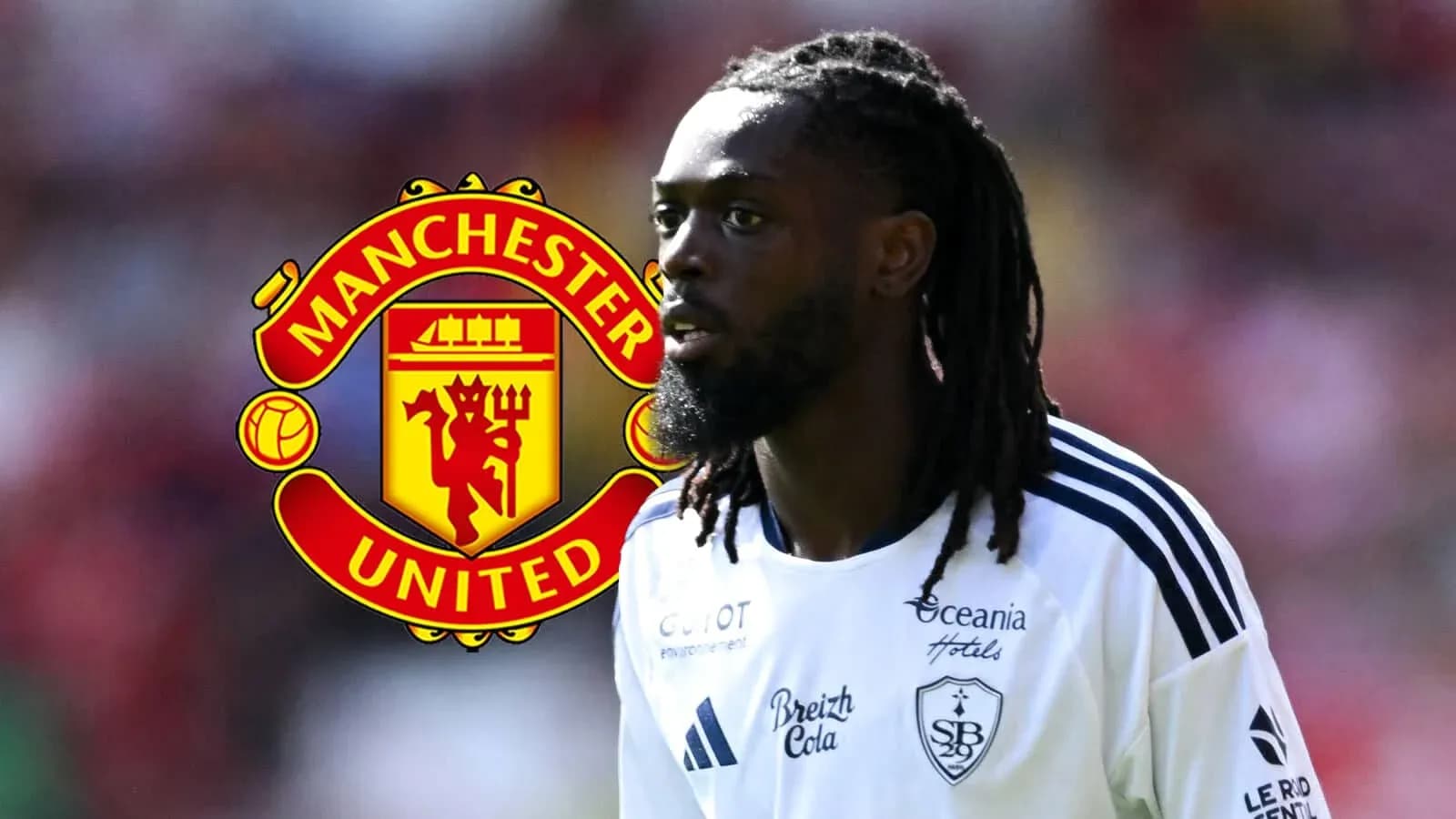 Игрок в форме с логотипом Manchester United на фоне Игрок в форме с логотипом Manchester United на фоне