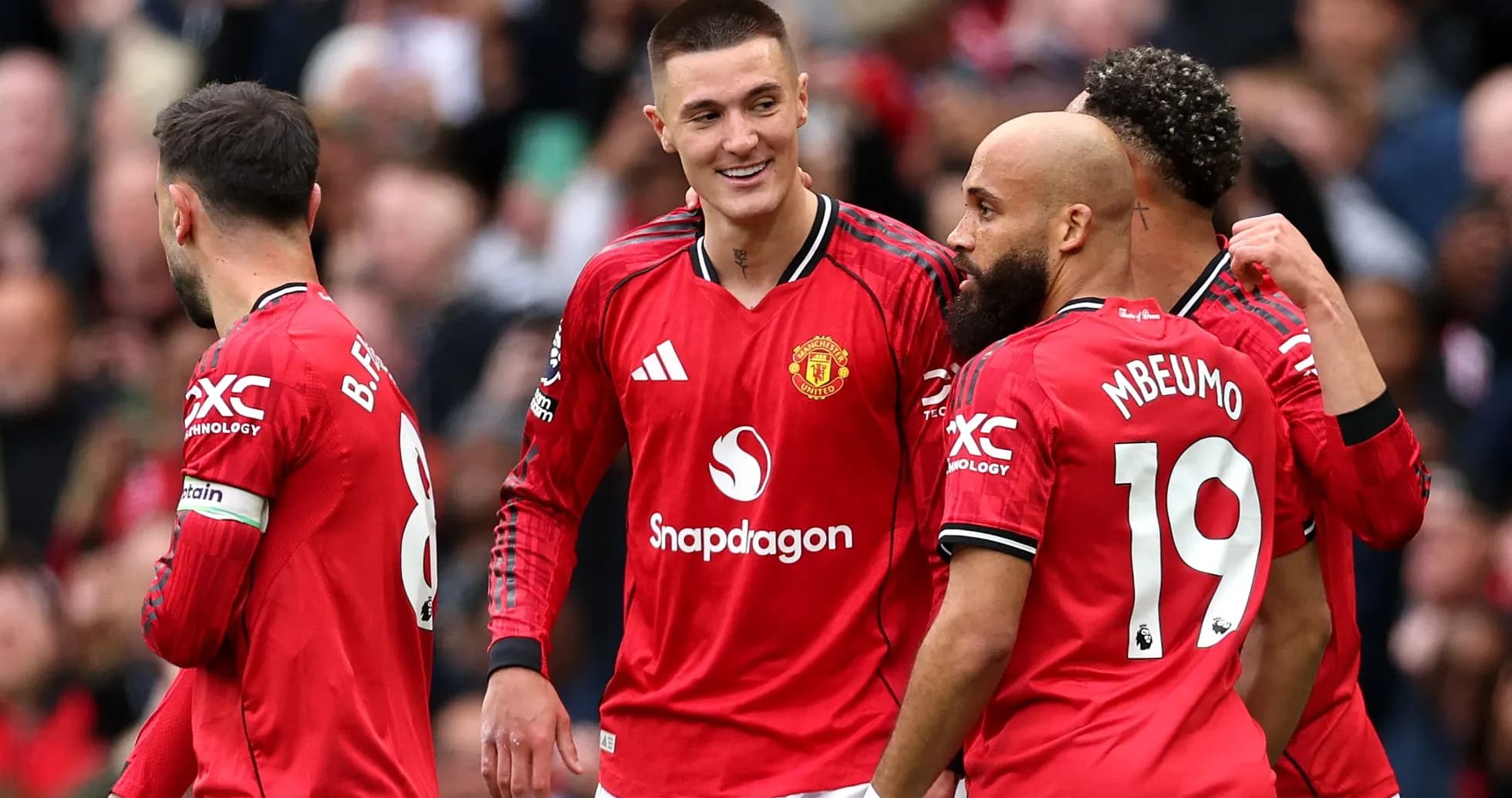 Игроки Manchester United празднуют гол на поле Игроки Manchester United празднуют гол на поле