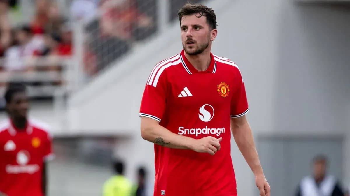Игрок Manchester United в красной форме на поле Игрок Manchester United в красной форме на поле