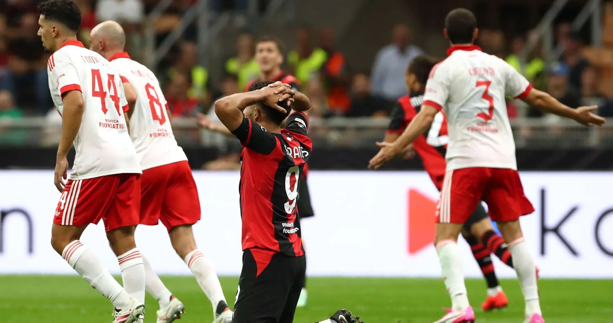 Игроки AC Milan и Benfica на поле Игроки AC Milan и Benfica на поле