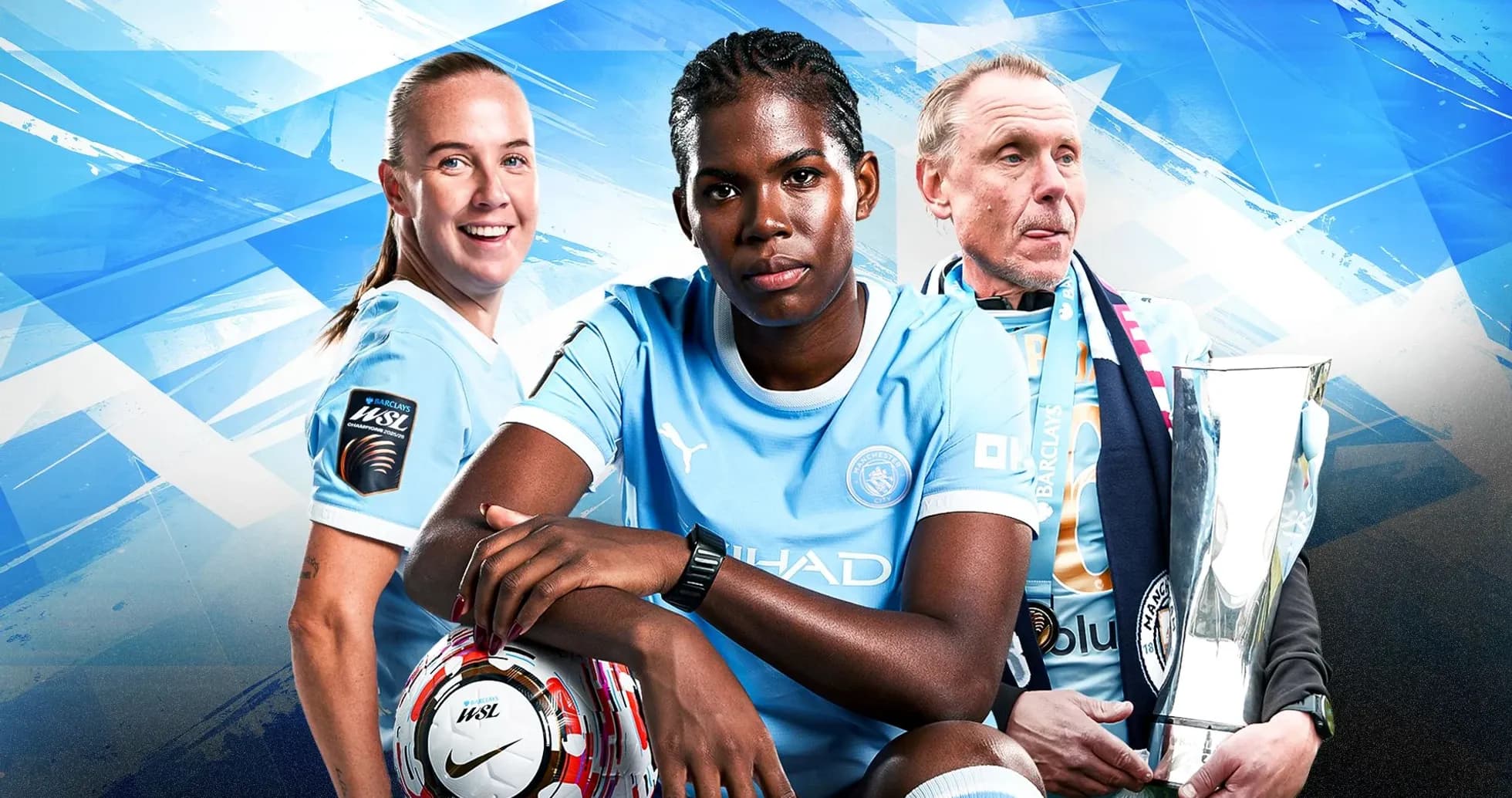 Три человека в форме Manchester City с кубком и мячом Три человека в форме Manchester City с кубком и мячом