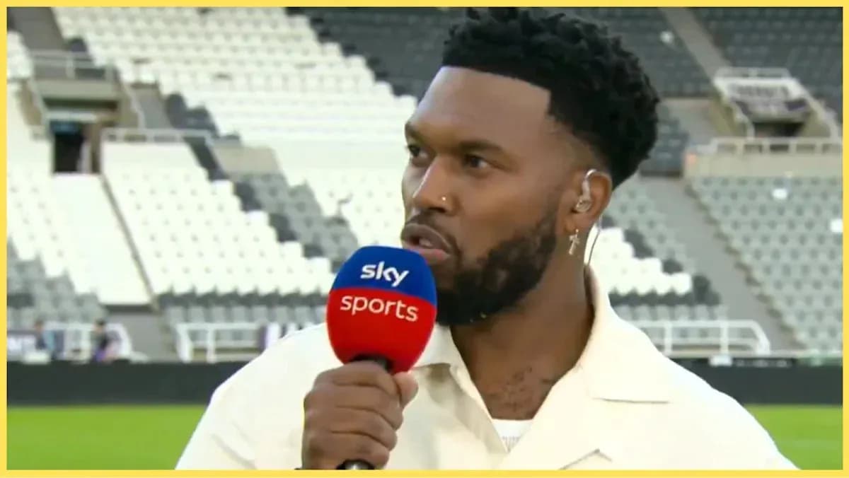 Ведущий говорит в микрофон Sky Sports на стадионе Ведущий говорит в микрофон Sky Sports на стадионе