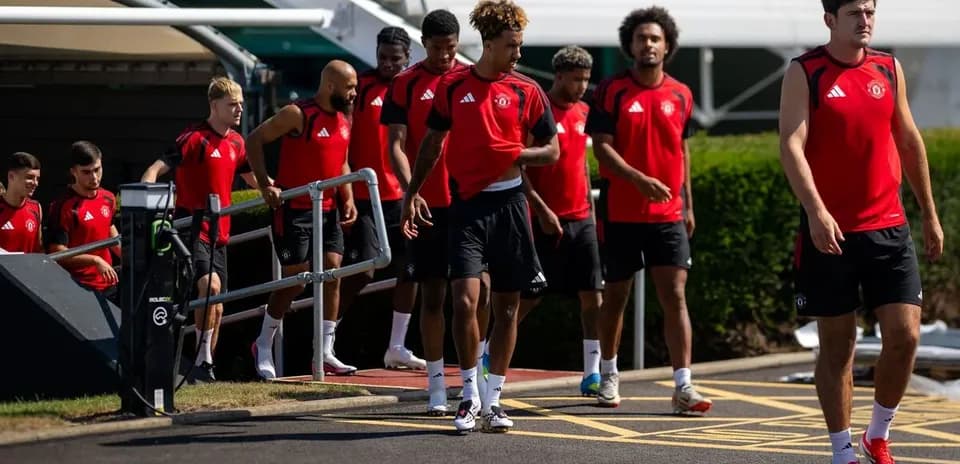 Футболисты Manchester United в тренировочной форме на базе Футболисты Manchester United в тренировочной форме на базе