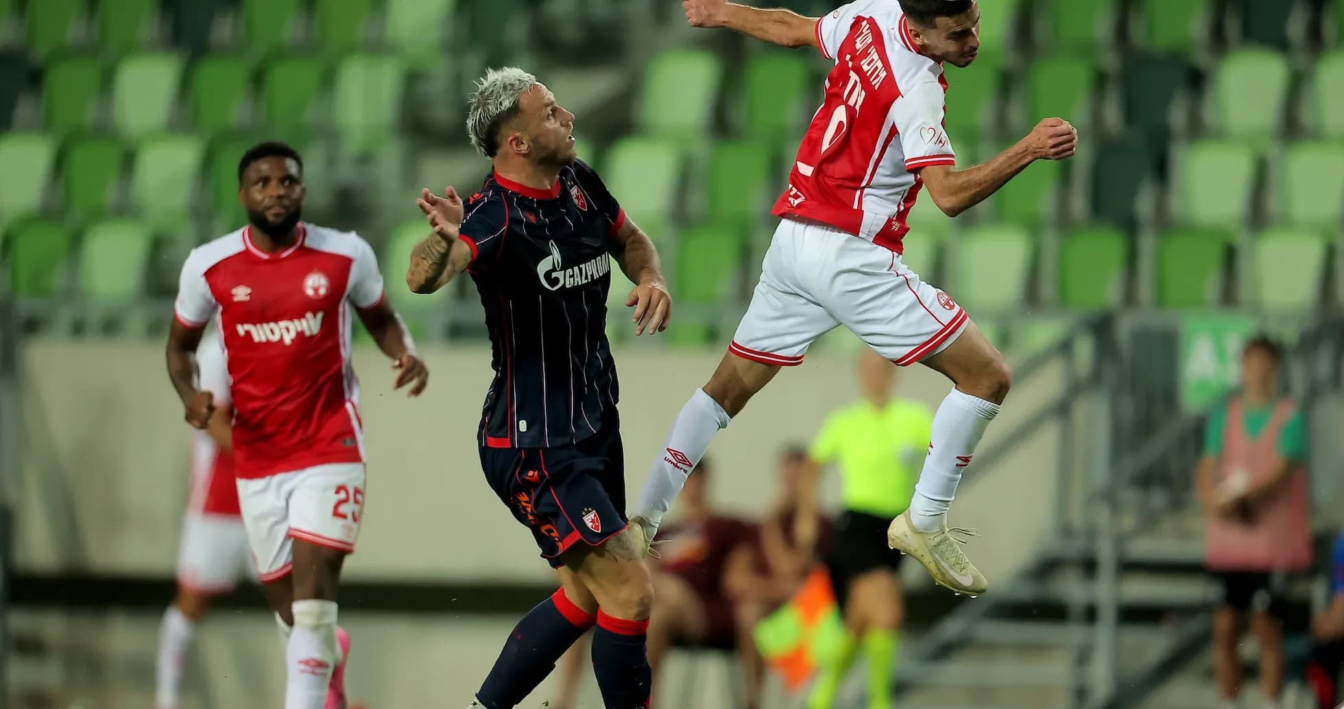 Игроки FK Crvena Zvezda и Hapoel Beer Sheva на поле Игроки FK Crvena Zvezda и Hapoel Beer Sheva на поле